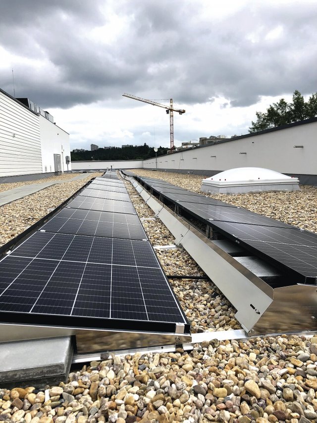 Na střeše je umístěno množství fotovoltaických panelů o výkonu 50 kWp. Solární elektrárna je
záměrně určena pouze pro přímou spotřebu, nebylo tak zapotřebí investovat do baterií. Foto: Helena Široká