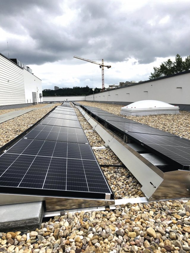 Na střeše je umístěno množství fotovoltaických panelů o výkonu 50 kWp. Solární elektrárna je záměrně určena pouze pro přímou spotřebu, nebylo tak zapotřebí investovat do baterií. Foto: Helena Široká