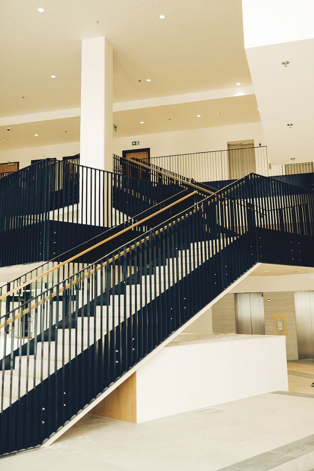 Po vstupu do budovy se příchozí ocitne ve
dvoupodlažní hale s působivým „levitujícím“ schodištěm, jehož podesta slouží jako zastřešení recepce a může být využita například jako prostor pro výstavu uměleckých děl. Foto: archiv LOXIA