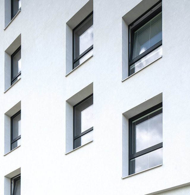 Výrazným fasádním prvkem jsou netradičně dělená okna značky VEKRA, která podtrhují celkový minimalistický ráz stavby.