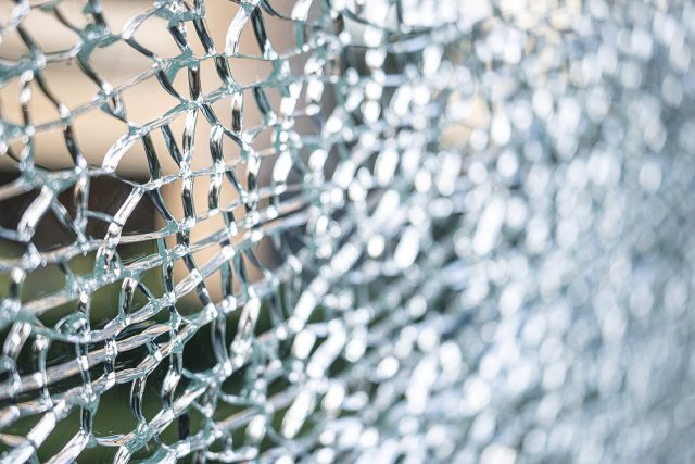 Bezpečnostní skla snižují riziko vloupání.
Sklo odolává úderům a nárazům. V případě, že se tříští, vznikají malé neostré plošky, u kterých je menší pravděpodobnost vzniku zranění. Zdroj: next143, Shutterstock