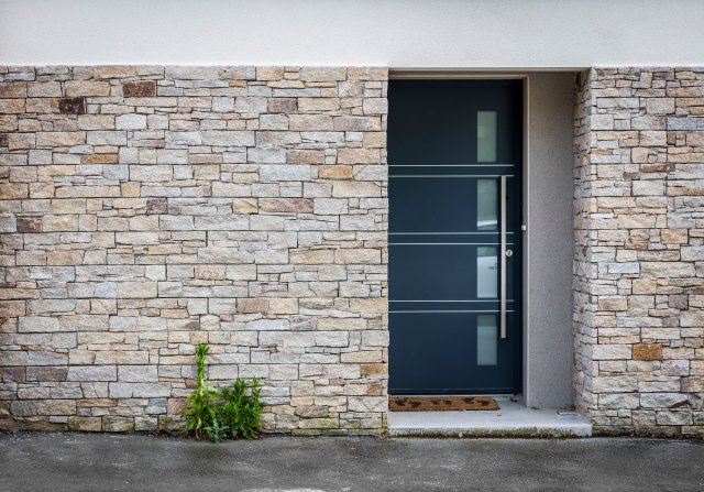 Fasádní obklady patří mezi progresivní způsoby opláštění staveb. Kamenná fasáda zahrnuje široké spektrum variant, jak ji dekorovat. Zdroj: Dimitri Lamour, Shutterstock