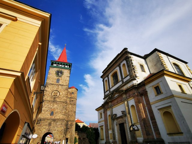 Hned v sousedství věže se nachází Farní kostel svatého Jakuba Většího navržený v duchu italského manýrismu. Foto: Dawid G, Shutterstock