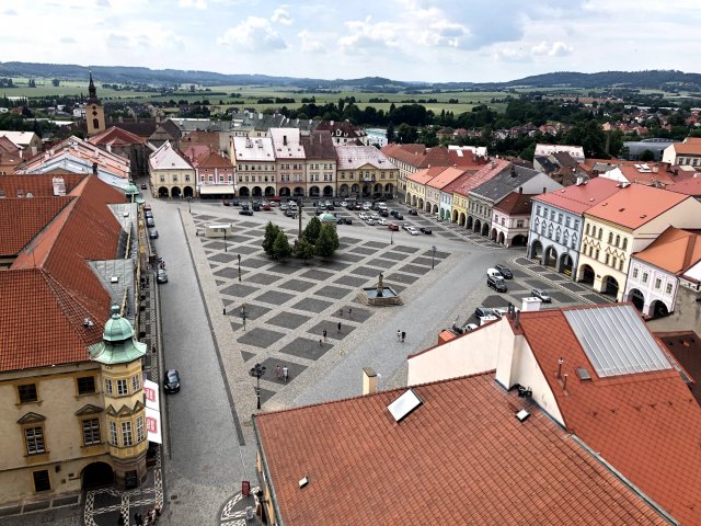 Výhled z věže na Valdštejnovo náměstí. Foto: Helena Široká