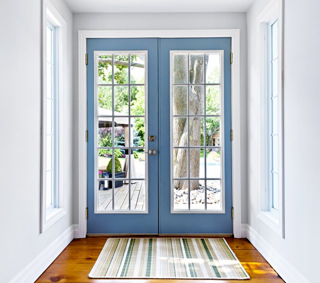 Dostatek prosklených ploch ve dveřích dokáže přivést do domu více světla a prostor opticky zvětšit. Foto: Elena Elisseeva, Shutterstock