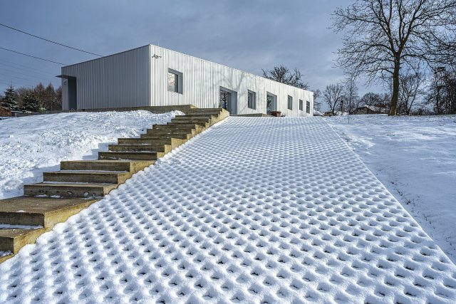 Svažitá louka v Radvanicích na Ostravsku kladla na architekturu rodinného domu vysoké nároky.
V důsledku toho vznikla tato atypická hranolovitá stavba.