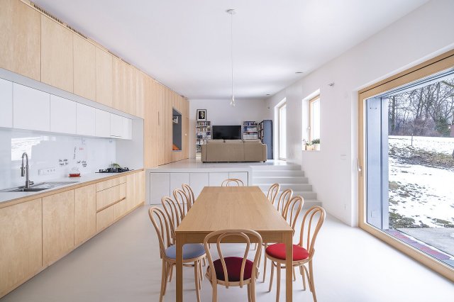 Design vnitřních prostor je založen na čistých liniích. Kuchyni i obývací části vévodí světlý vestavěný nábytek z březové překližky a dýhy.