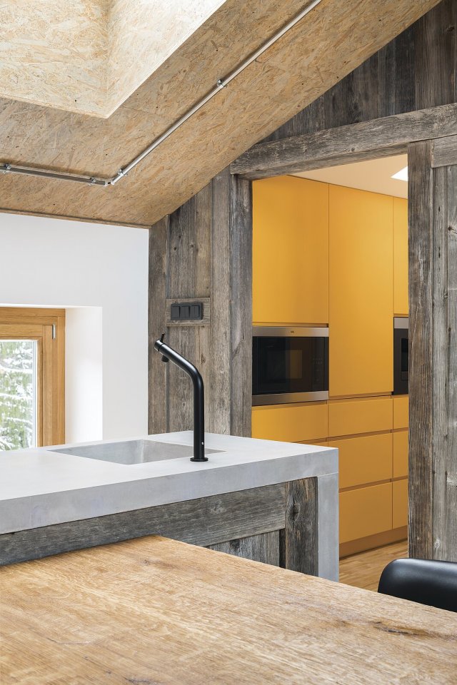 V bytě II interiér dotvářejí barevné lakované povrchy, například kuchyňská nábytková sestava
v odstínu hořčicově žluté.
