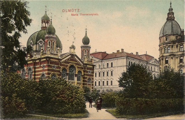 Synagoga v Olomouci stála na dnešním Palachově náměstí v letech 1897–1939. Zdroj: Neznámý. Scanned by Talmidavi. – Vlastnoručně oskenováno, volné dílo