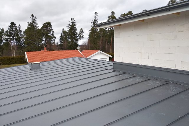 Nátěr střechy může být cenově až pětkrát výhodnější než její kompletní výměna. Jak tedy při
renovaci postupovat? Zdroj: Bilanol