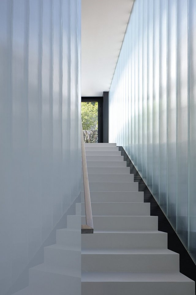 Neprůhledná stěna z U profilových
skleněných dílců odděluje vnitřní schodiště od vnějšího.
