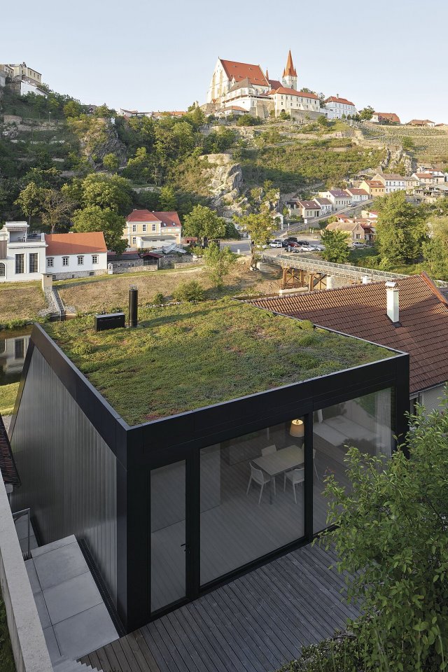 Plochá i šikmá střecha je osazena extenzivní zelení v podobě nízkých suchomilných rostlin.