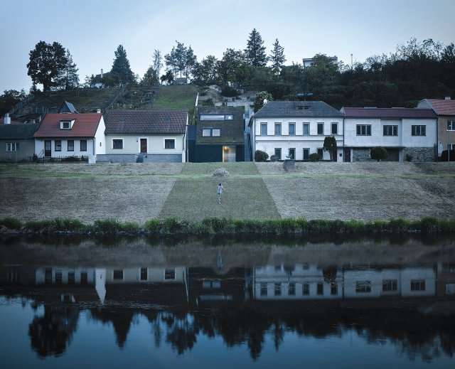 Novostavba ve Znojmě dokončená před třemi lety byla vybudována dle návrhu studia Kuba & Pilař architekti v proluce mezi staršími rodinnými domy na nábřeží řeky Dyje. Foto: BoysPlayNice