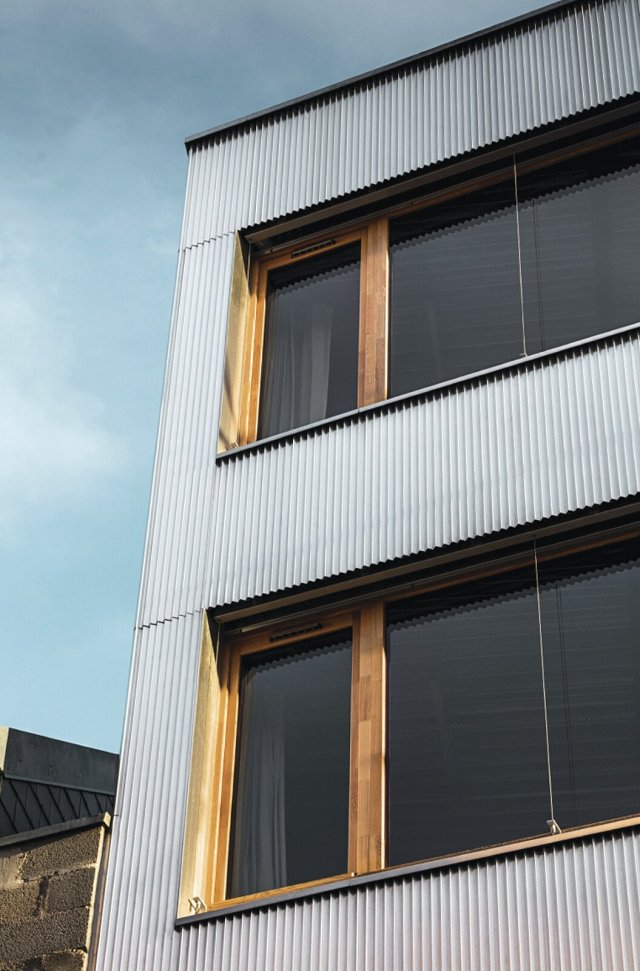 Fasádní hliníkové profily jsou vyrobeny
z recyklovaného hliníku a vykazují životnost
přesahující 100 let. Navíc intenzivně
prosvětlují fasádu budovy i při minimální
intenzitě okolního osvětlení.