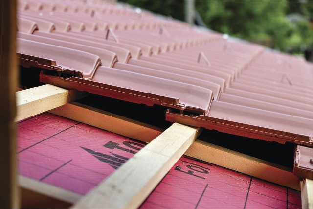 Velkoformátové posuvné tašky Samba jsou vhodné i na střechy s nízkým sklonem. Promyšlený
systém odvodňovacích drážek efektivně rozprostírá srážkovou vodu po celé ploše krytiny.