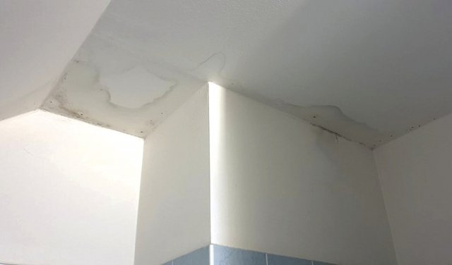 Důsledek neodborné montáže – špatné ukončení parozábrany.