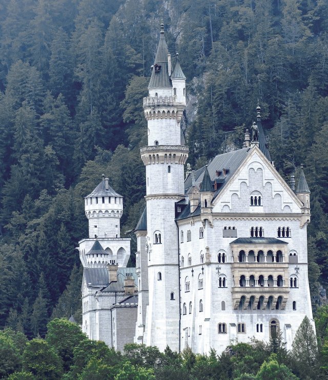 Tento pohádkový zámek patří k nejnavštěvovanějším historickým stavbám Evropy. Pro svou
potřebu jej dal vystavět bavorský král Ludvík II. Místo každoročně navštíví kolem 1,4 milionu lidí.