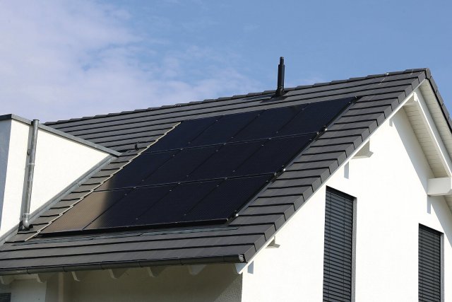 Velkou úsporu přináší také instalace solárních kolektorů či fotovoltaických panelů coby energetického zdroje pro otopnou soustavu. Foto: Palatinate Stock