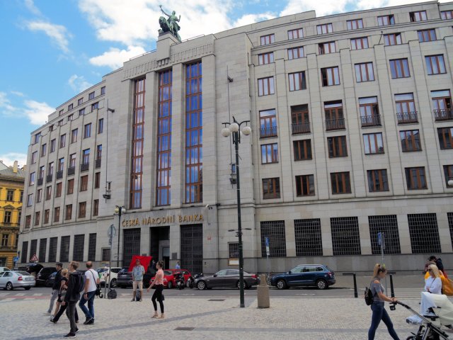 Budova České národní banky vznikala v letech 1935-42 původně pro Živnostenskou banku. Pětipatrová stavba působí svou frontou do ulice Na Příkopě přímo monumentálně. Zdroj: Ioannis7, Shutterstock