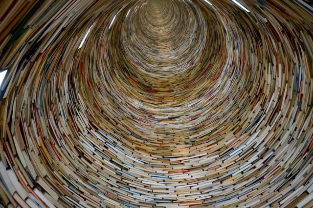 K oblíbeným atrakcím knihovny dnes patří zajímavá skulptura – takzvaná nekonečná studna sestavená z knih a dvou zrcadel. Zdroj: Frederic Uhrweiller, Shutterstock