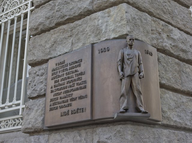  Pamětní deska na pražském Petschkově paláci, který nechal postavit bankéř Julius Petschek podle návrhů architekta Maxe Spielmanna. Palác byl v letech 1939 – 1945 sídlem gestapa. Zdroj: Walencienne, Shutterstock