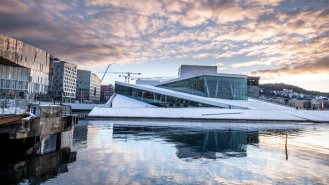 Architektonická kancelář Snøhetta navrhla budovu Norské královské opery. Ujala by se v Praze podobná stavba? Zdroj: TRphotos, Shutterstock