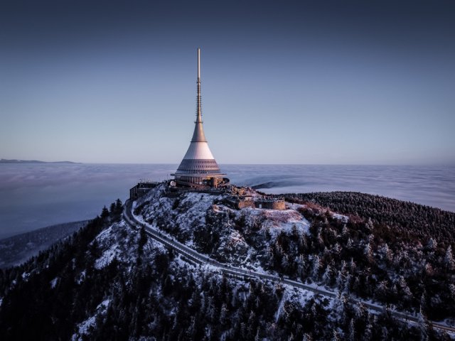 Tvar rozhledny byl navržen s ohledem na zdejší povětrnostní podmínky. Navíc dokonale navazuje na svahy hory. Zdroj: mareksaroch.cz