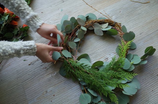 Vytvořte si stylový adventní věnec  z eukalyptu a nalaďte se letošní Vánoce na severskou hygge atmosféru. Zdroj: Pui Shan Cheung, Shutterstock