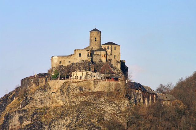 Původní podoba Střekova byla zcela podřízena jeho ochranné funkci, přičemž jeho největší výhodou byla přirozená nepřístupnost skalního masívu, na němž byl hrad postaven. Zdroj: LianeM