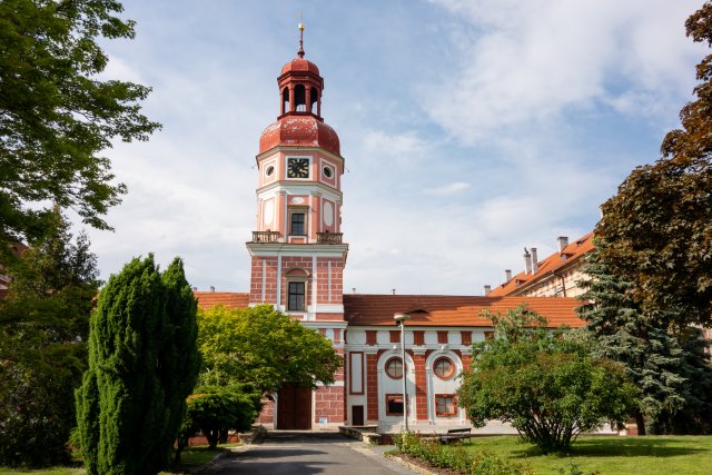 Po podepsání restitučních zákonů prezidentem Havlem se Lobkowiczům podařilo získat zpět většinu zkonfiskovaného majetku, a to včetně zámku v Roudnici nad Labem. Zdroj: Mino Surkala