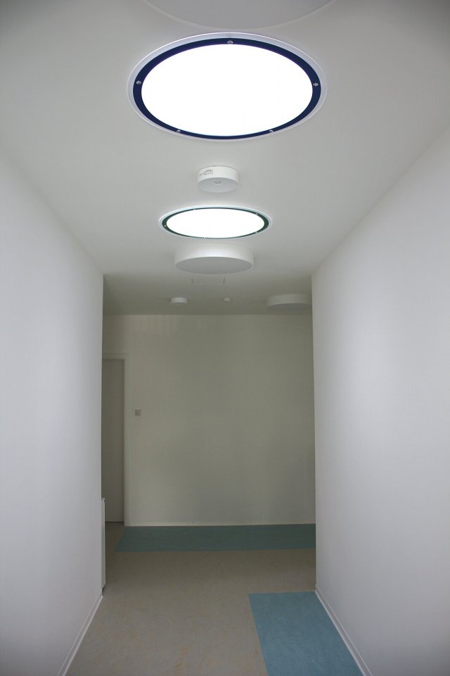 Ve vnitřní chodbě bez oken jsou světlovody
hlavním zdrojem osvětlení.