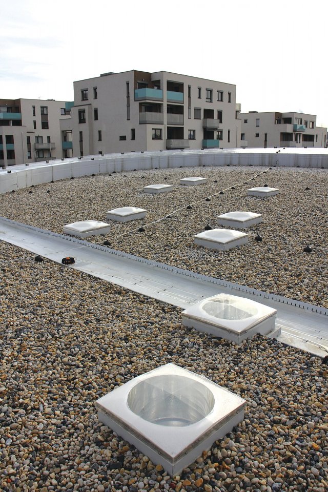 Pro přerušení tepelného mostu se v konstrukci střechy instalovala tepelněizolační skla, aby se
zabránilo únikům tepla.