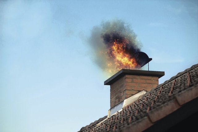 Pravidelnou kontrolou a čištěním komína předejdete riziku vzniku požáru, ale i otravy oxidem
uhelnatým. Zdroj: Photosampler