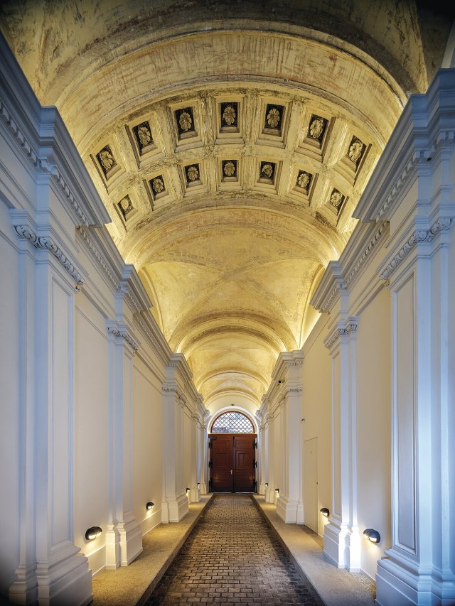 Při vstupu do průjezdu vedoucího do dvora
návštěvníky zaujmou profilované pilastry a umělecké stropní klenby, které dodávají prostoru vzdušnost a působí majestátním dojmem.