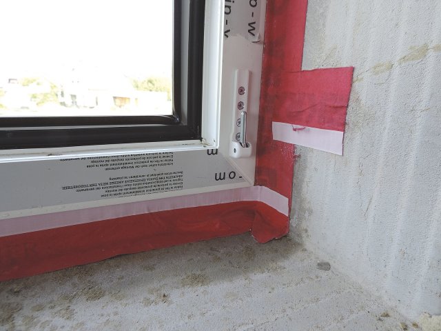 Při montáži oken je důležité dbát na správný
postup, zcela zásadní je i dostatečné utěsnění připojovací spáry.