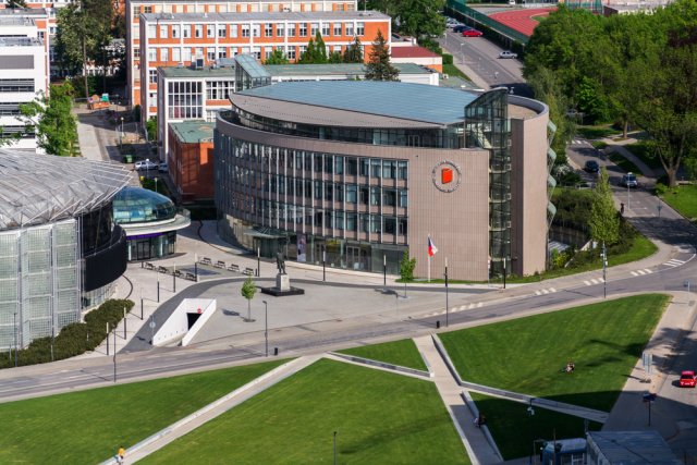 Univerzitní centrum s multimediální knihovnou a sídlem rektorátu ve Zlíně navrhla také architektka Jiřičná. Foto: josefkubes