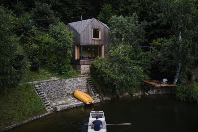 Dřevěná chata, která nabízí veškerý komfort moderní dřevostavby, byla vybudována na původních základech bývalého objektu.