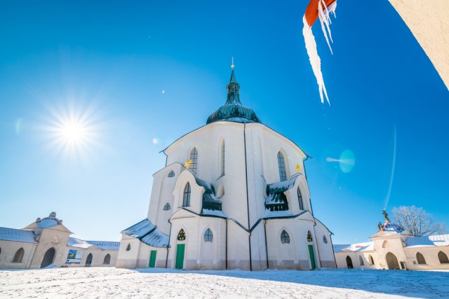 Kostel Sv. Jana na Zelené hoře je v půdorysu i hmotě čistě barokní, stejně jako obvodní ambity s kaplemi obklopující přilehlý hřbitov. Zdroj: egeris