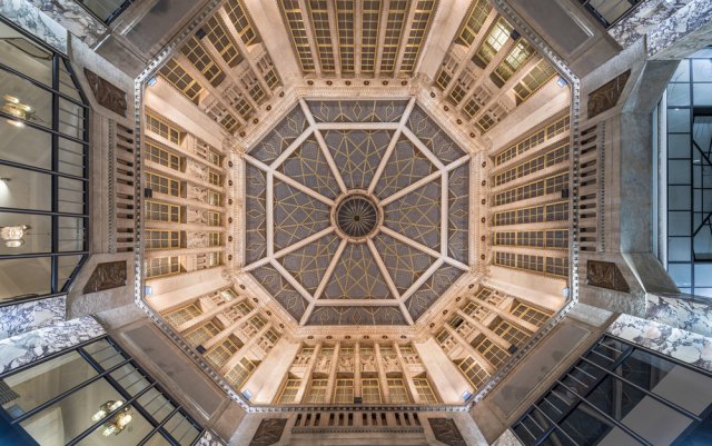 Mezi hlavní znaky secese patří ornamentálnost, plošnost a záliba v neobyčejných barvách. Na fotografii je interiér Paláce Koruna v Praze. Zdroj: Werner Lerooy