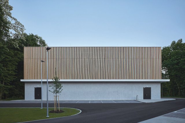 Zajímavým architektonickým prvkem haly je dřevěný obklad, použitý jak v interiéru, tak
v exteriéru, díky čemuž budova koresponduje s okolním prostředím. Foto: BoysPlayNice