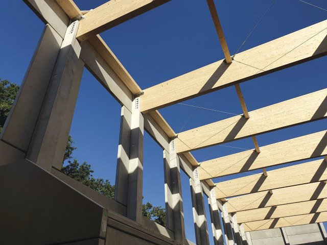 Střešní konstrukci tvoří dřevěné lepené nosníky. Pod stropem sportovní haly se nachází
akustický podhled. Zdroj: MÚ Kolín