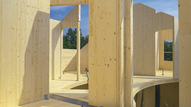 Dřevostavby lze vybudovat také z CLT panelů, což jsou velkoformátové desky z křížem vrstveného
dřeva Foto: Flystock