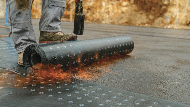 Nedílnou součástí hrubé stavby je i provedení hydroizolace proti zemní vlhkosti v celé ploše základových pásů s deskou. Foto: Flystock