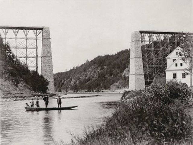 Most byl v době svého vzniku druhou nejvyšší
stavbou svého druhu v celém Rakousku-
Uhersku a zaujal tak druhé místo za železniční
stavbou Trisana v Tyrolsku. Zdroj: Jindřich
Eckert – Scheufler Collection, Wikipedia