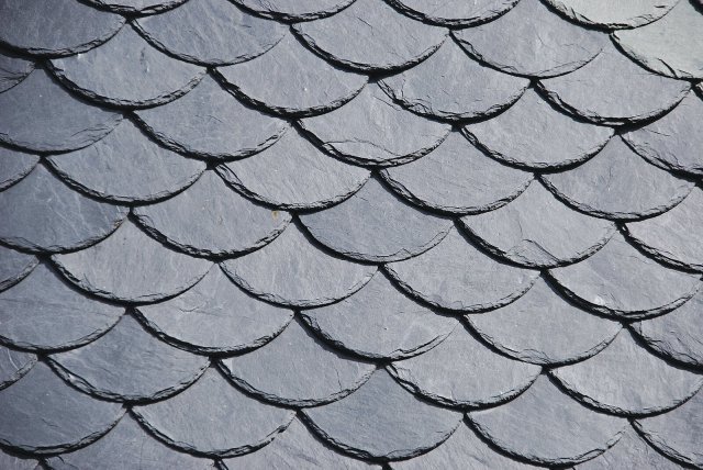 Ač může břidlicová střecha odrazovat svou vysokou pořizovací cenou, vydržet může i více než stovku let. Zdroj: petratrollgrafik