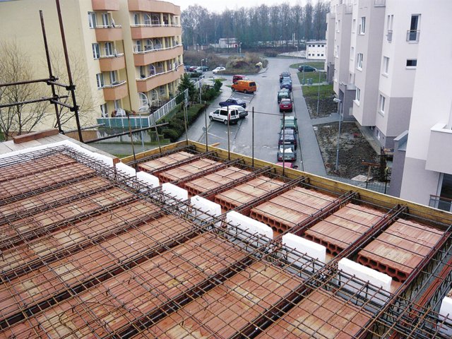 Keramické stropní vložky se kladou na sucho
na osazené trámy. Poté následuje jejich betonáž. Foto: archiv Wienerberger