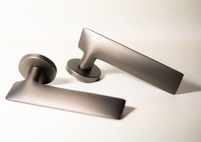 Kování COBRA Unico Noemi vytvořil italský designér Mario Mazzer. Jeho minimalistická klika cílí na moderní a designově sebevědomé interiéry.