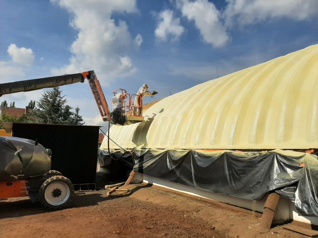 Proces aplikace PUR izolace na obloukovou střechu z laminátové skořepiny. 