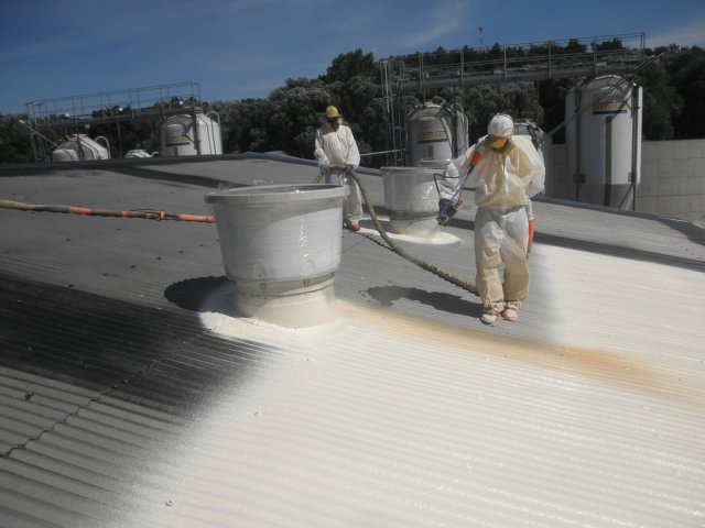Nástřik PUR izolace na střechu z hliníkového vlnitého plechu. 
