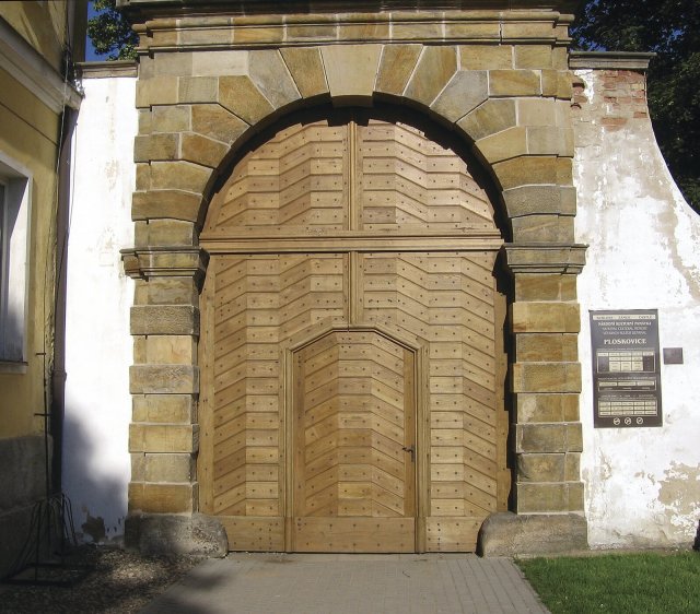 Na zámku Ploskovice, který byl sídlem
posledního korunovaného českého krále, byla instalována nová vstupní vrata.